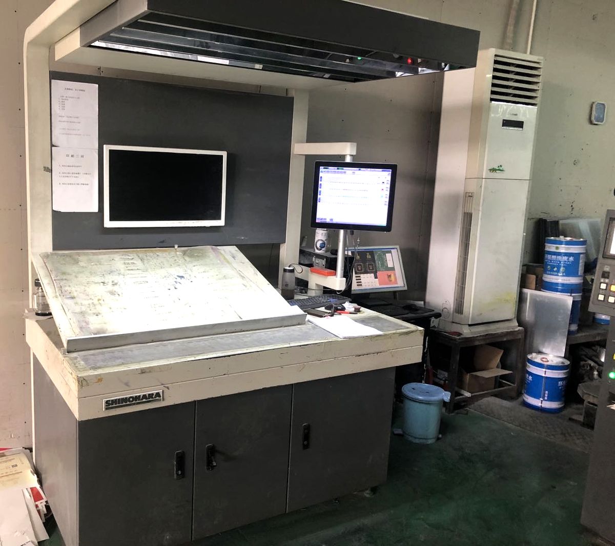 Prepress plate inspection station with plate punch and colour control monitor